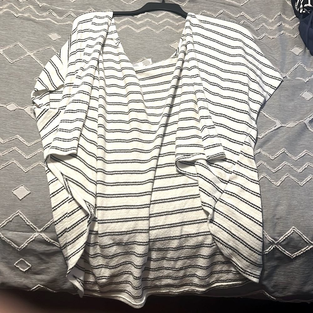 It would be a short sleep sweater it’ll be size 3x the color is black and white